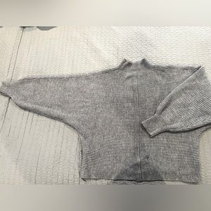 🛍️🛍️BUNDLE 3 for $20 🛍️🛍️ Gray, Large sweater